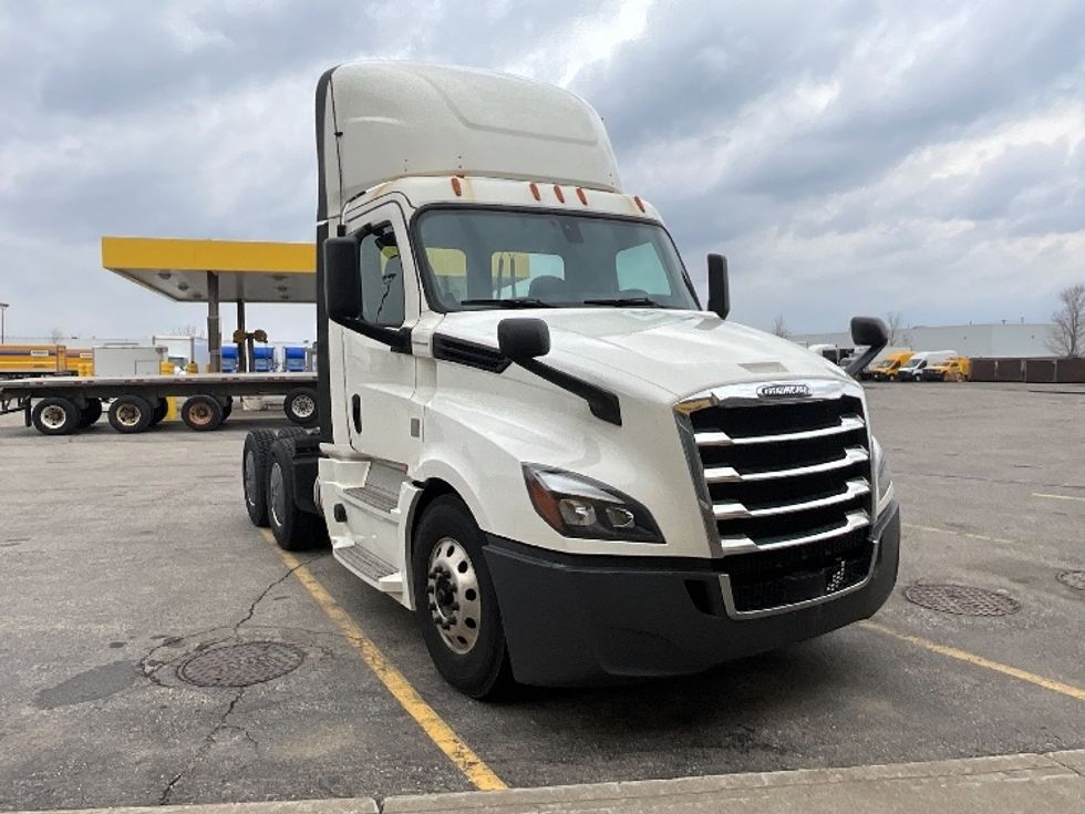 Day Cab Tractor-Heavy Duty Tractors-Freightliner-2019-T12664ST-Cambridge-ON-1,077,837\n\t\tkm-$ 32,500 - Image 1