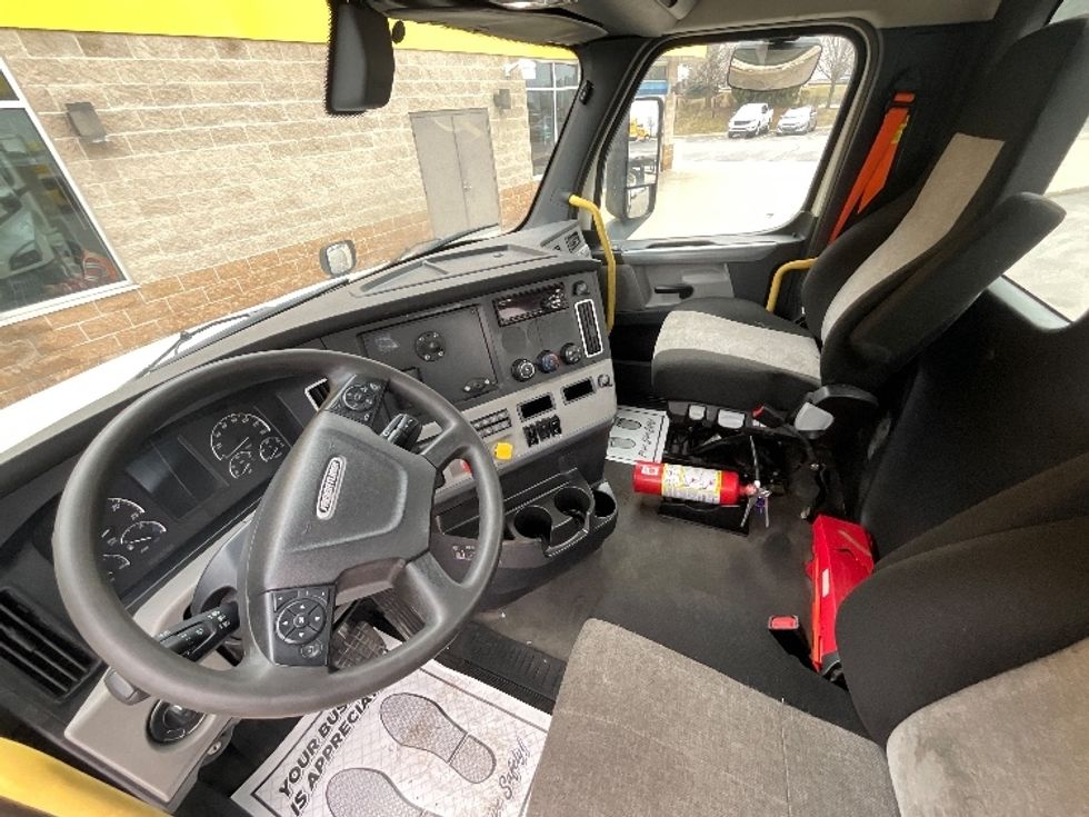 Day Cab Tractor-Heavy Duty Tractors-Freightliner-2019-T12664ST-Cambridge-ON-1,077,837\n\t\tkm-$ 32,500 - Image 10