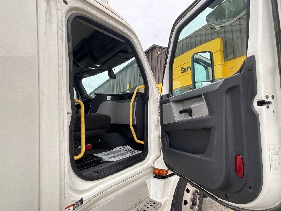 Day Cab Tractor-Heavy Duty Tractors-Freightliner-2019-T12664ST-Cambridge-ON-1,077,837\n\t\tkm-$ 32,500 - Image 12