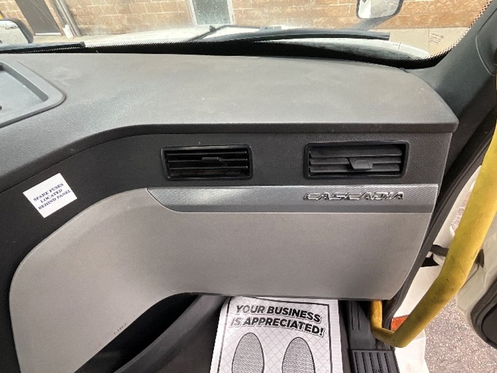 Day Cab Tractor-Heavy Duty Tractors-Freightliner-2019-T12664ST-Cambridge-ON-1,077,837\n\t\tkm-$ 32,500 - Image 13