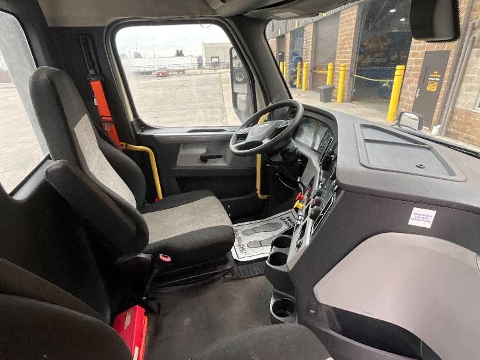 Day Cab Tractor-Heavy Duty Tractors-Freightliner-2019-T12664ST-Cambridge-ON-1,077,837\n\t\tkm-$ 32,500 - Image 14