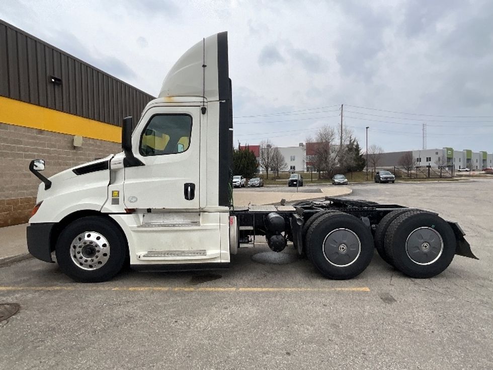 Day Cab Tractor-Heavy Duty Tractors-Freightliner-2019-T12664ST-Cambridge-ON-1,077,837\n\t\tkm-$ 32,500 - Image 4