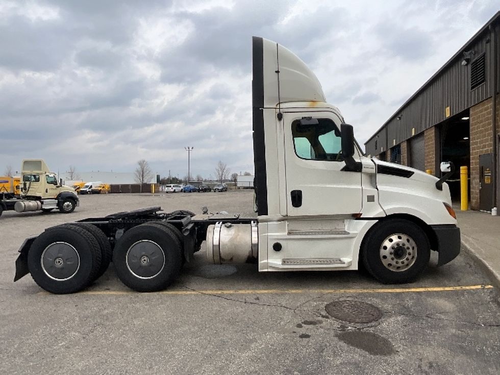 Day Cab Tractor-Heavy Duty Tractors-Freightliner-2019-T12664ST-Cambridge-ON-1,077,837\n\t\tkm-$ 32,500 - Image 8