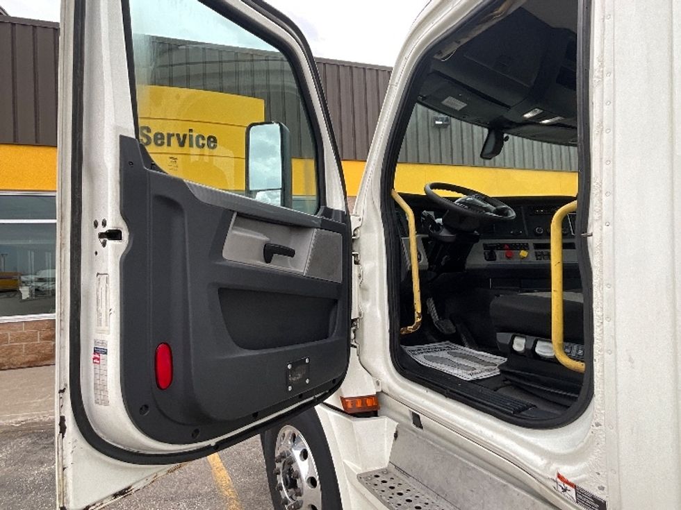 Day Cab Tractor-Heavy Duty Tractors-Freightliner-2019-T12664ST-Cambridge-ON-1,077,837\n\t\tkm-$ 32,500 - Image 9