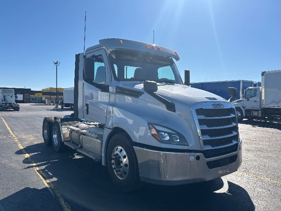 Day Cab Tractor-Heavy Duty Tractors-Freightliner-2019-T12664ST-Cambridge-ON-124,170\n\t\tkm-$ 78,500 - Image 1