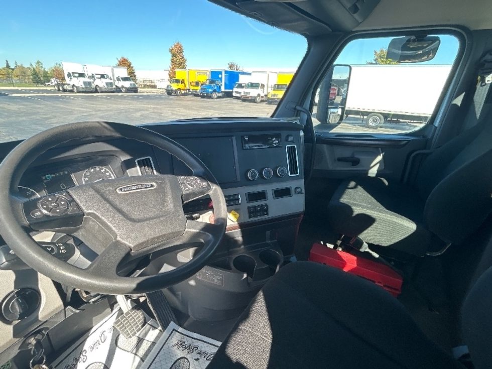 Day Cab Tractor-Heavy Duty Tractors-Freightliner-2019-T12664ST-Cambridge-ON-124,170\n\t\tkm-$ 78,500 - Image 10
