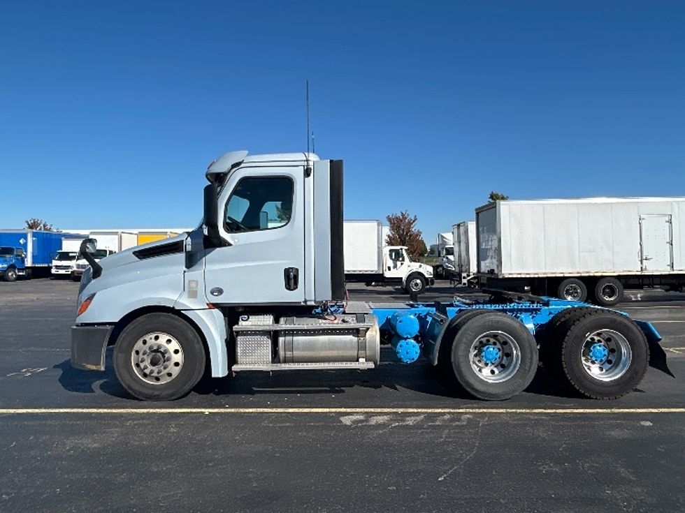 Day Cab Tractor-Heavy Duty Tractors-Freightliner-2019-T12664ST-Cambridge-ON-124,170\n\t\tkm-$ 78,500 - Image 4