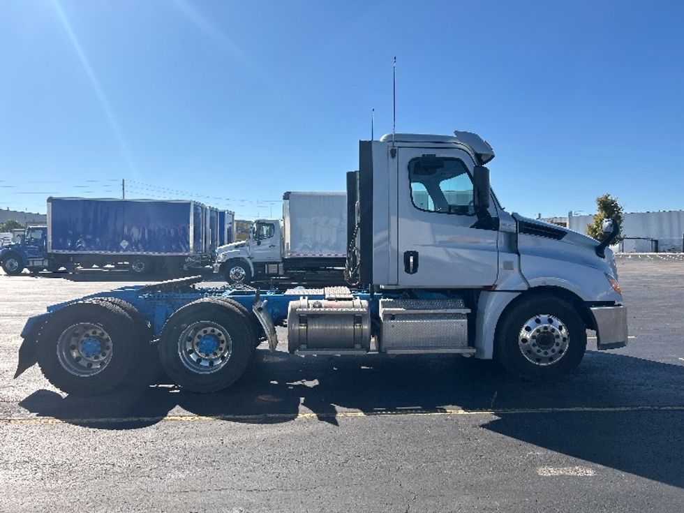Day Cab Tractor-Heavy Duty Tractors-Freightliner-2019-T12664ST-Cambridge-ON-124,170\n\t\tkm-$ 78,500 - Image 8