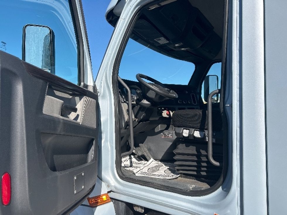 Day Cab Tractor-Heavy Duty Tractors-Freightliner-2019-T12664ST-Cambridge-ON-124,170\n\t\tkm-$ 78,500 - Image 9