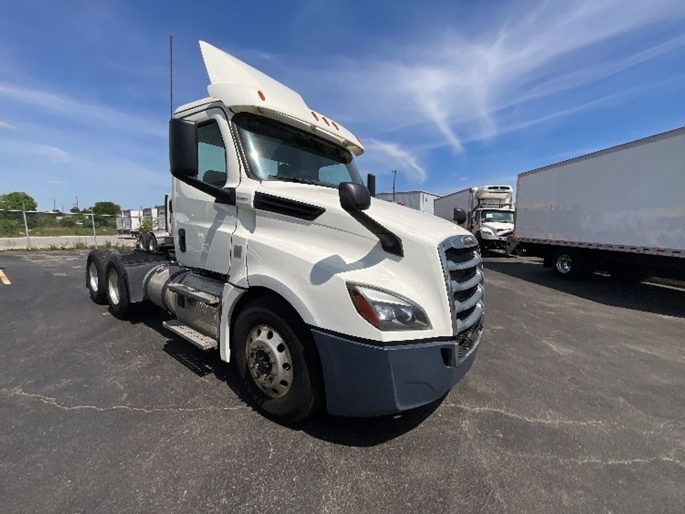 Day Cab Tractor-Heavy Duty Tractors-Freightliner-2019-T12664ST-Cambridge-ON-399,401\n\t\tkm-$ 64,250 - Image 1