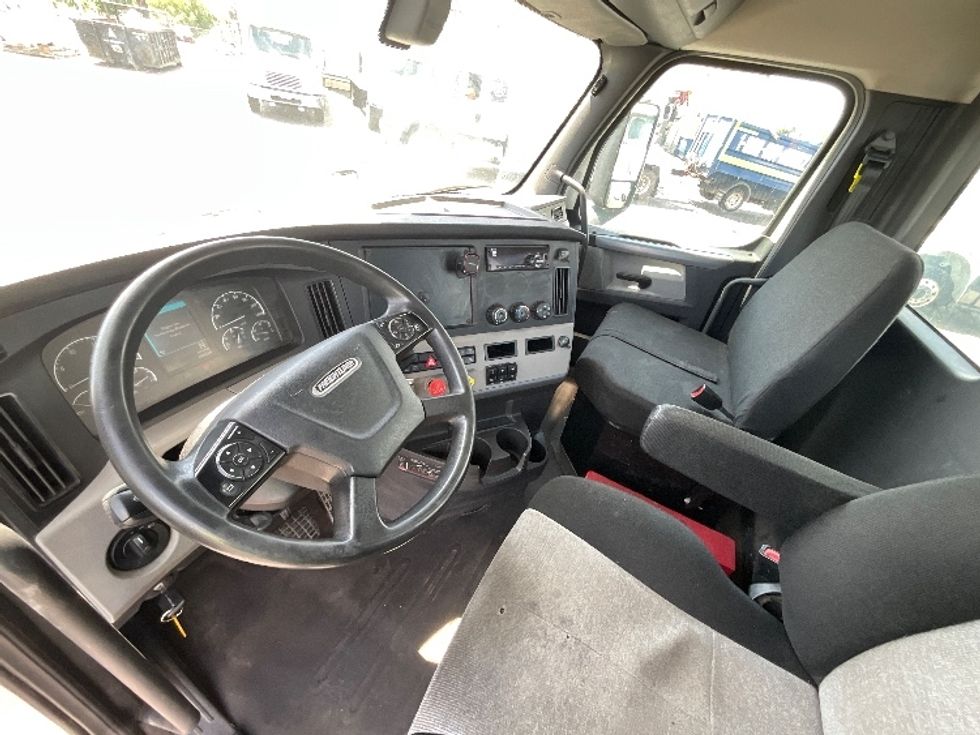 Day Cab Tractor-Heavy Duty Tractors-Freightliner-2019-T12664ST-Cambridge-ON-399,401\n\t\tkm-$ 64,250 - Image 10