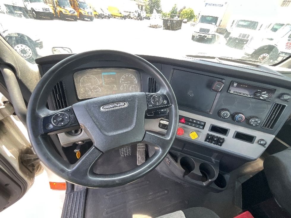 Day Cab Tractor-Heavy Duty Tractors-Freightliner-2019-T12664ST-Cambridge-ON-399,401\n\t\tkm-$ 64,250 - Image 11