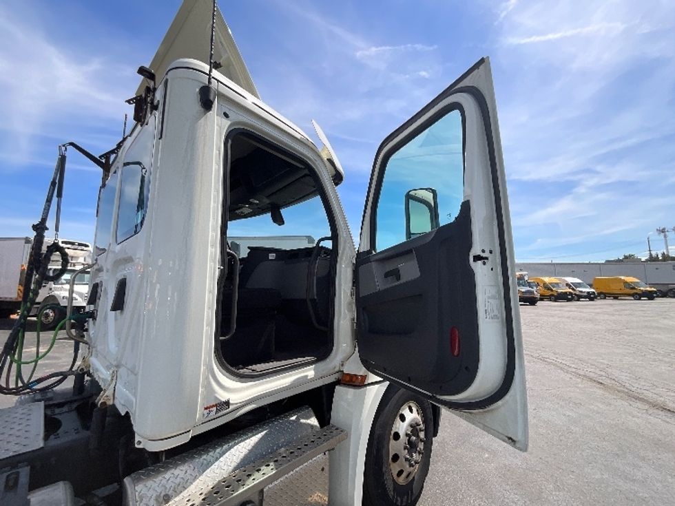 Day Cab Tractor-Heavy Duty Tractors-Freightliner-2019-T12664ST-Cambridge-ON-399,401\n\t\tkm-$ 64,250 - Image 12