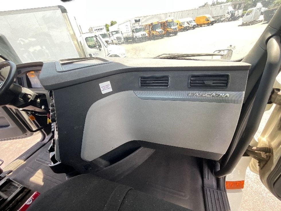 Day Cab Tractor-Heavy Duty Tractors-Freightliner-2019-T12664ST-Cambridge-ON-399,401\n\t\tkm-$ 64,250 - Image 13