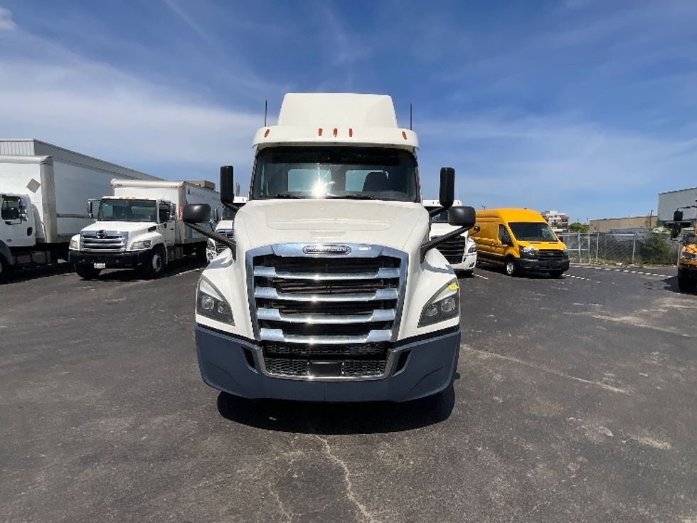 Day Cab Tractor-Heavy Duty Tractors-Freightliner-2019-T12664ST-Cambridge-ON-399,401\n\t\tkm-$ 64,250 - Image 2