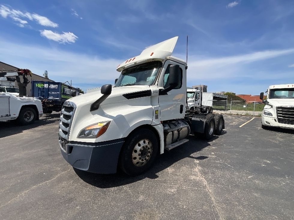 Day Cab Tractor-Heavy Duty Tractors-Freightliner-2019-T12664ST-Cambridge-ON-399,401\n\t\tkm-$ 64,250 - Image 3
