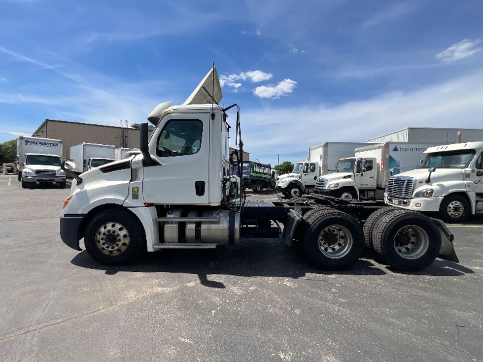 Day Cab Tractor-Heavy Duty Tractors-Freightliner-2019-T12664ST-Cambridge-ON-399,401\n\t\tkm-$ 64,250 - Image 4