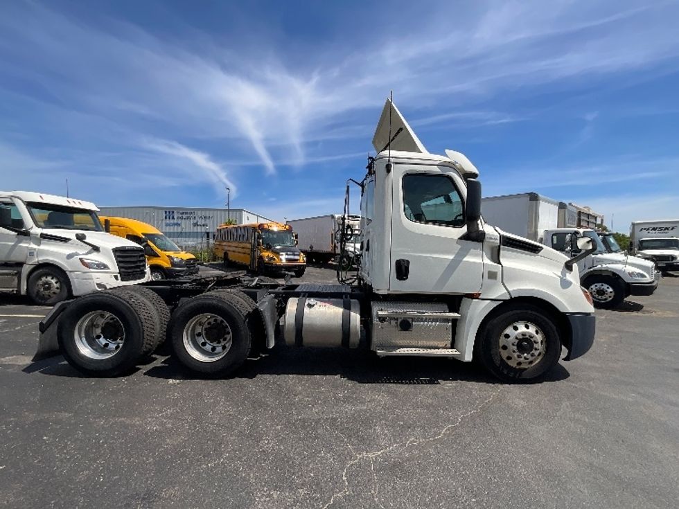 Day Cab Tractor-Heavy Duty Tractors-Freightliner-2019-T12664ST-Cambridge-ON-399,401\n\t\tkm-$ 64,250 - Image 8