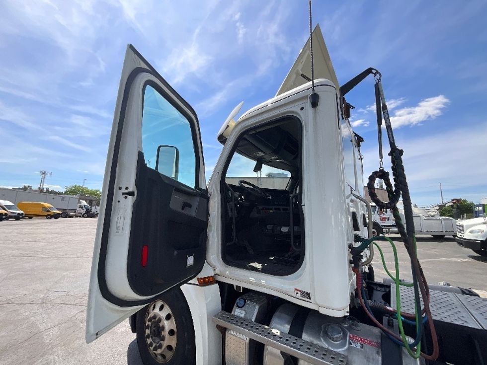 Day Cab Tractor-Heavy Duty Tractors-Freightliner-2019-T12664ST-Cambridge-ON-399,401\n\t\tkm-$ 64,250 - Image 9