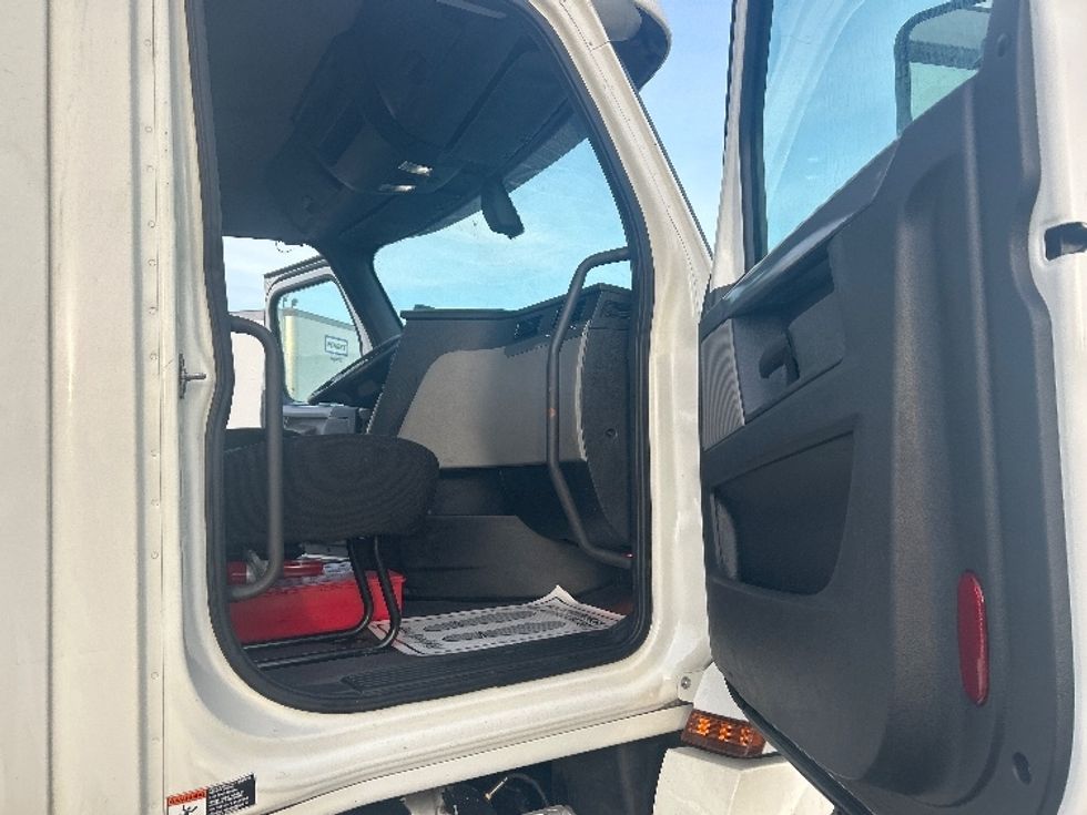 Day Cab Tractor-Heavy Duty Tractors-Freightliner-2019-T12664ST-Cambridge-ON-421,319\n\t\tkm-$ 66,250 - Image 12