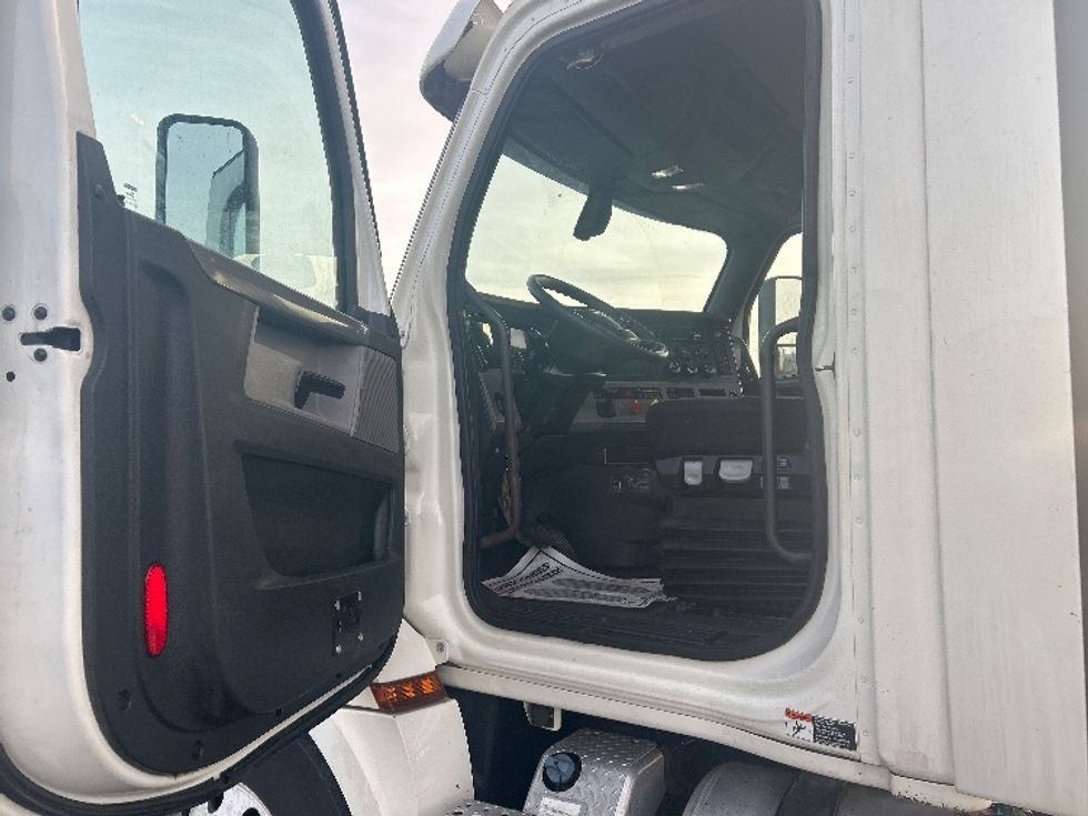 Day Cab Tractor-Heavy Duty Tractors-Freightliner-2019-T12664ST-Cambridge-ON-421,319\n\t\tkm-$ 66,250 - Image 9