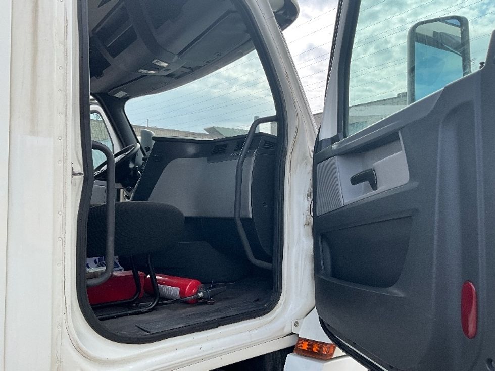 Day Cab Tractor-Heavy Duty Tractors-Freightliner-2019-T12664ST-Cambridge-ON-479,282\n\t\tkm-$ 59,500 - Image 12