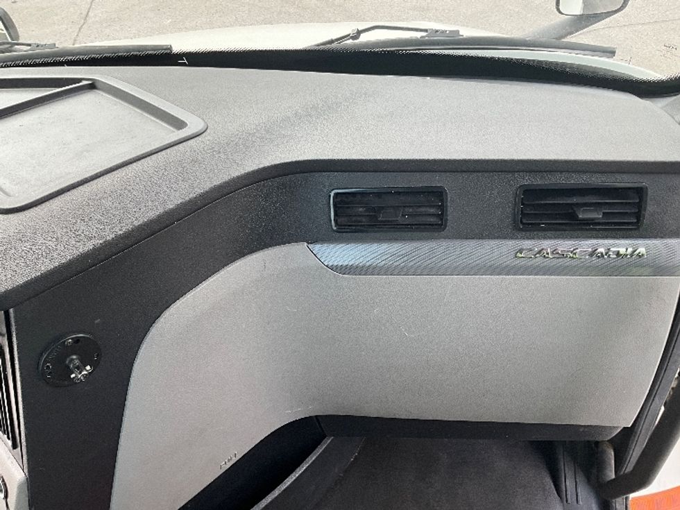 Day Cab Tractor-Heavy Duty Tractors-Freightliner-2019-T12664ST-Cambridge-ON-479,282\n\t\tkm-$ 59,500 - Image 13