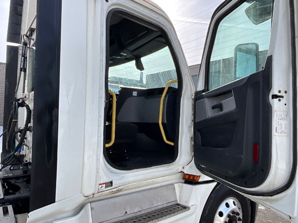 Day Cab Tractor-Heavy Duty Tractors-Freightliner-2019-T12664ST-Cambridge-ON-907,352\n\t\tkm-$ 43,000 - Image 12