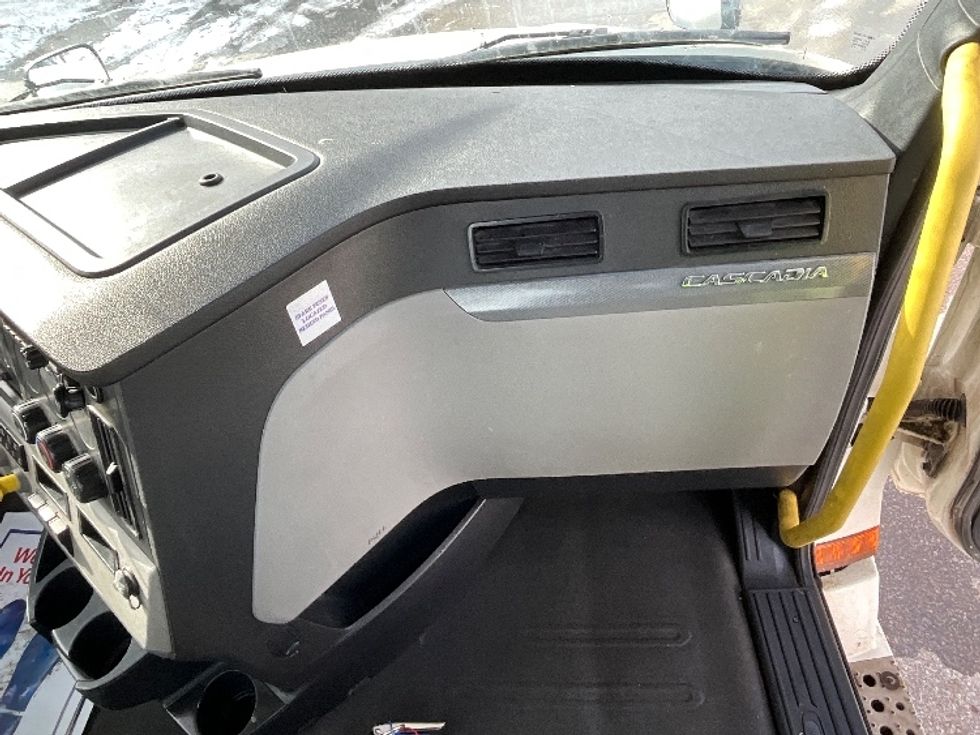 Day Cab Tractor-Heavy Duty Tractors-Freightliner-2019-T12664ST-Cambridge-ON-907,352\n\t\tkm-$ 43,000 - Image 13