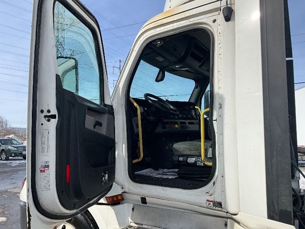 Day Cab Tractor-Heavy Duty Tractors-Freightliner-2019-T12664ST-Cambridge-ON-907,352\n\t\tkm-$ 43,000 - Image 9