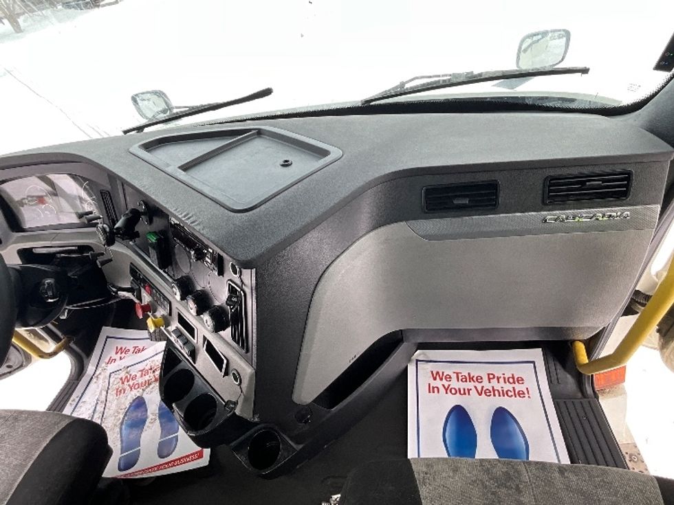 Day Cab Tractor-Heavy Duty Tractors-Freightliner-2019-T12664ST-Cambridge-ON-956,182\n\t\tkm-$ 39,500 - Image 13