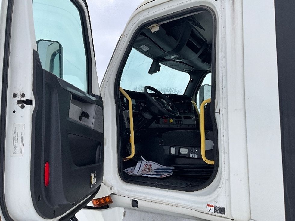 Day Cab Tractor-Heavy Duty Tractors-Freightliner-2019-T12664ST-Cambridge-ON-956,182\n\t\tkm-$ 39,500 - Image 9