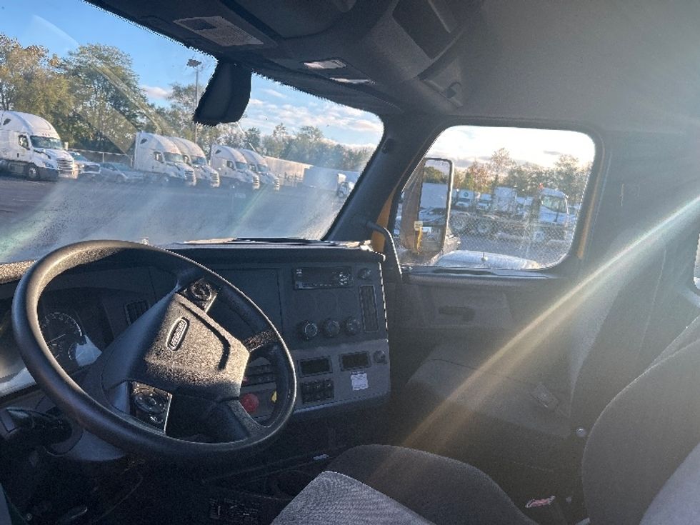 Day Cab Tractor-Heavy Duty Tractors-Freightliner-2019-T12664ST-Canton-OH-190,749\n\t\tmiles-$ 48,500 - Image 10