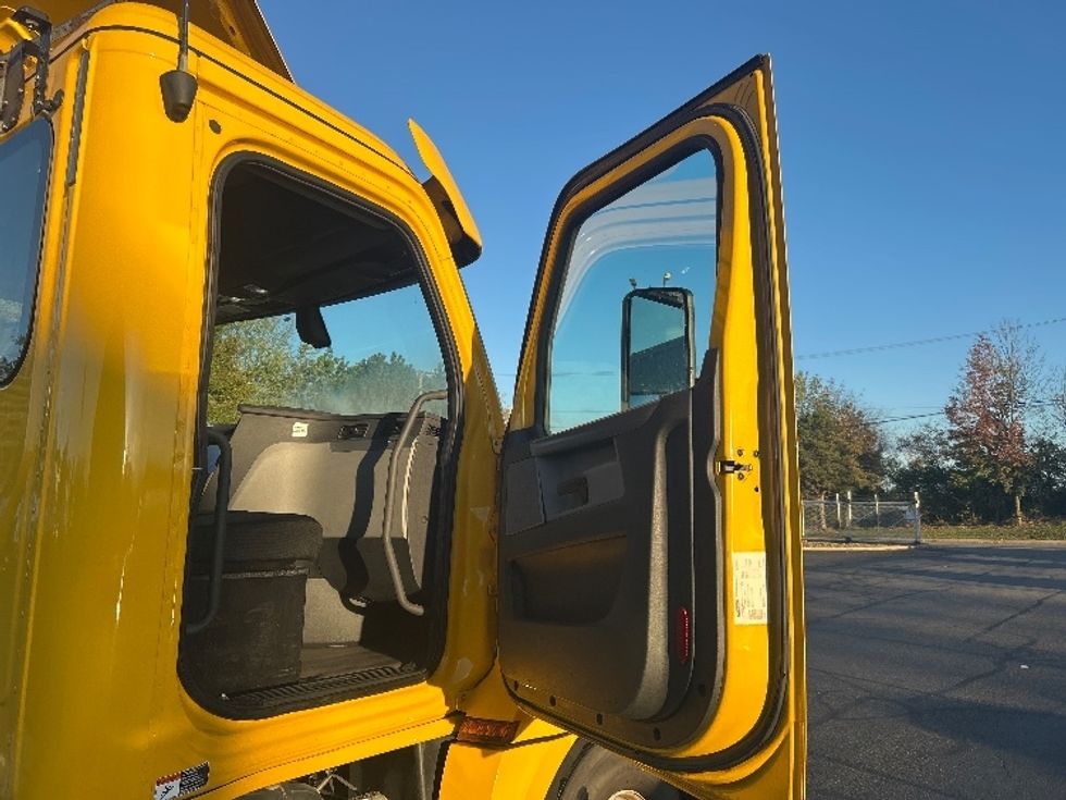 Day Cab Tractor-Heavy Duty Tractors-Freightliner-2019-T12664ST-Canton-OH-190,749\n\t\tmiles-$ 48,500 - Image 12