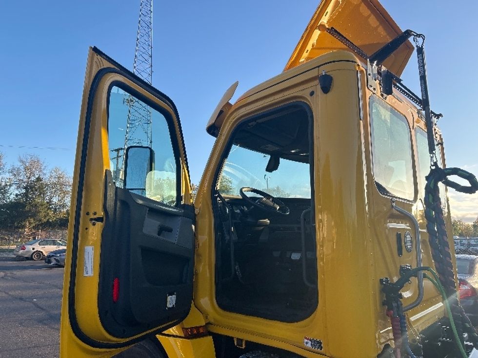 Day Cab Tractor-Heavy Duty Tractors-Freightliner-2019-T12664ST-Canton-OH-190,749\n\t\tmiles-$ 48,500 - Image 9