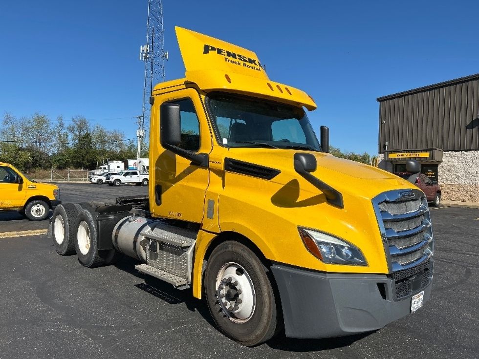 Day Cab Tractor-Heavy Duty Tractors-Freightliner-2019-T12664ST-Canton-OH-205,128\n\t\tmiles-$ 47,750 - Image 1