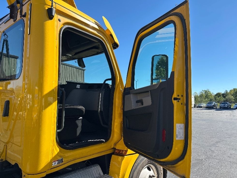Day Cab Tractor-Heavy Duty Tractors-Freightliner-2019-T12664ST-Canton-OH-205,128\n\t\tmiles-$ 47,750 - Image 12