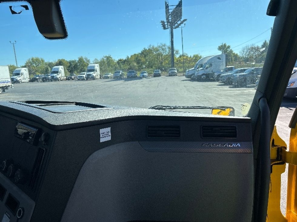 Day Cab Tractor-Heavy Duty Tractors-Freightliner-2019-T12664ST-Canton-OH-205,128\n\t\tmiles-$ 47,750 - Image 13