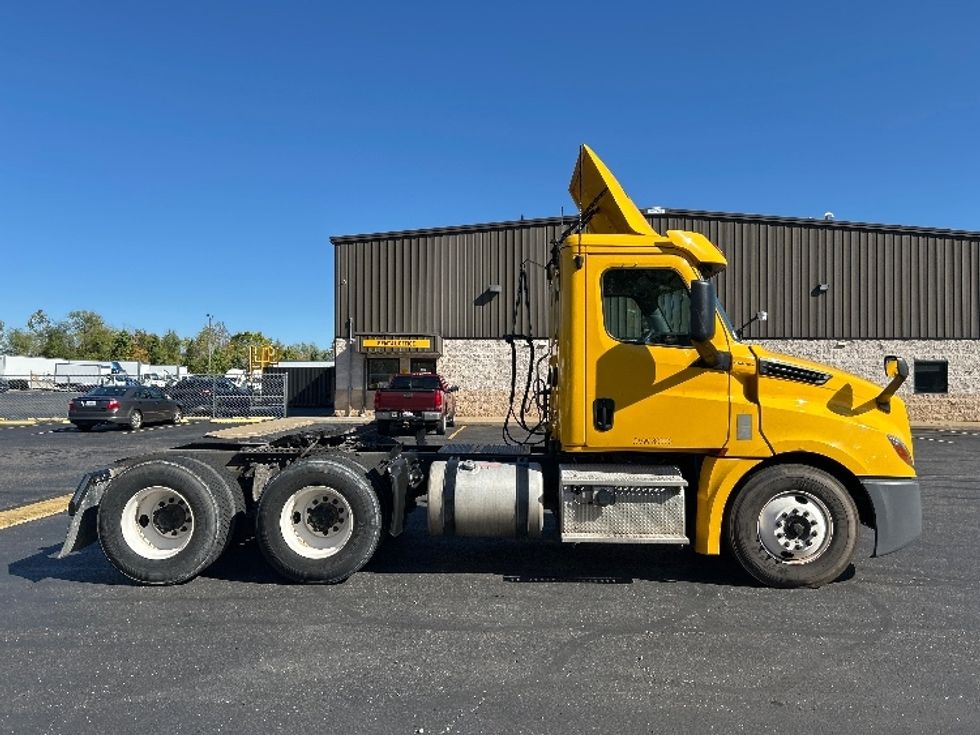 Day Cab Tractor-Heavy Duty Tractors-Freightliner-2019-T12664ST-Canton-OH-205,128\n\t\tmiles-$ 47,750 - Image 8