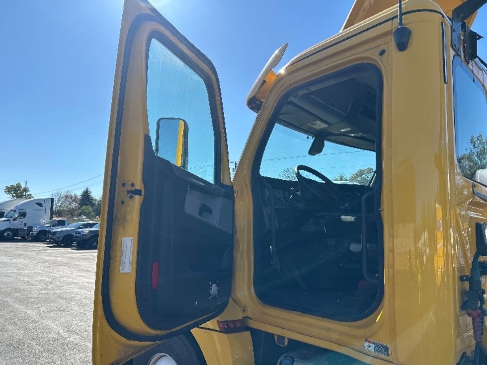 Day Cab Tractor-Heavy Duty Tractors-Freightliner-2019-T12664ST-Canton-OH-205,128\n\t\tmiles-$ 47,750 - Image 9