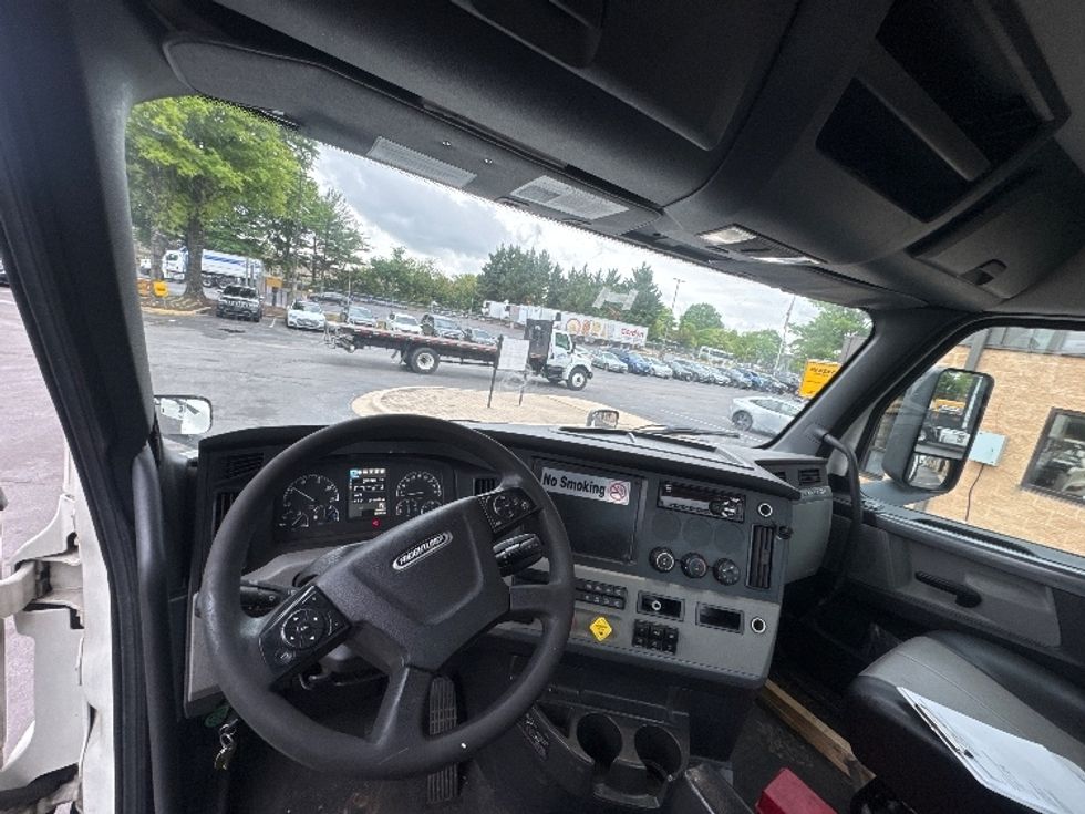 Day Cab Tractor-Heavy Duty Tractors-Freightliner-2019-T12664ST-Capitol Heights-MD-339,761\n\t\tmiles-$ 46,250 - Image 11