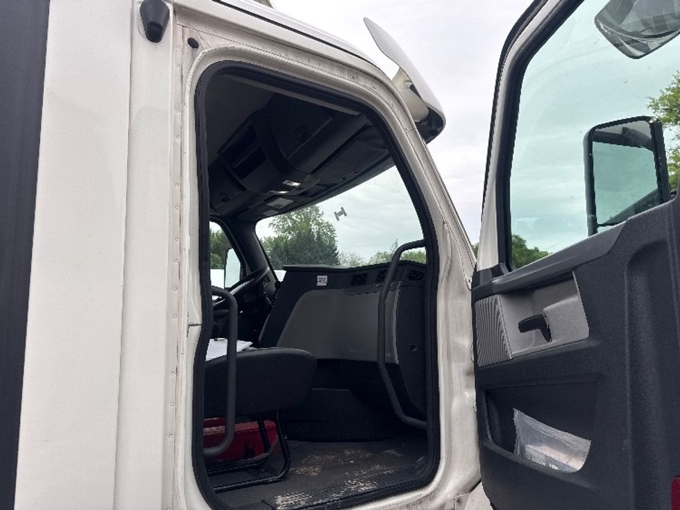 Day Cab Tractor-Heavy Duty Tractors-Freightliner-2019-T12664ST-Capitol Heights-MD-339,761\n\t\tmiles-$ 46,250 - Image 12