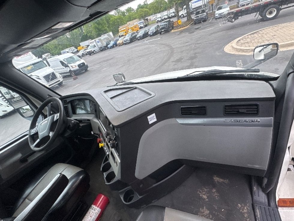 Day Cab Tractor-Heavy Duty Tractors-Freightliner-2019-T12664ST-Capitol Heights-MD-339,761\n\t\tmiles-$ 46,250 - Image 13