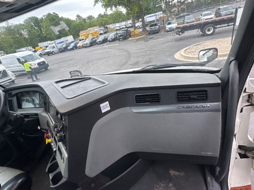 Day Cab Tractor-Heavy Duty Tractors-Freightliner-2019-T12664ST-Capitol Heights-MD-339,761\n\t\tmiles-$ 46,250 - Image 14