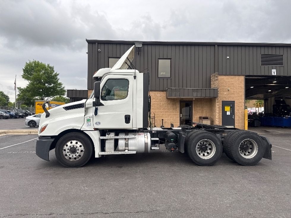 Day Cab Tractor-Heavy Duty Tractors-Freightliner-2019-T12664ST-Capitol Heights-MD-339,761\n\t\tmiles-$ 46,250 - Image 4