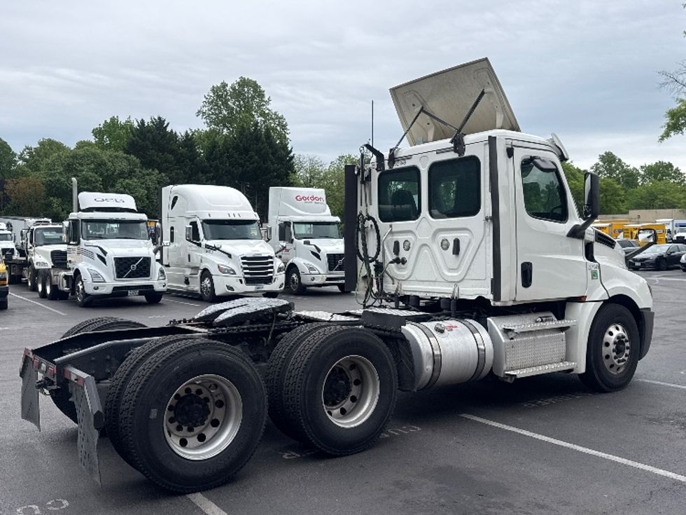 Day Cab Tractor-Heavy Duty Tractors-Freightliner-2019-T12664ST-Capitol Heights-MD-339,761\n\t\tmiles-$ 46,250 - Image 7