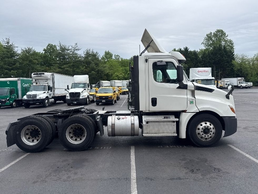 Day Cab Tractor-Heavy Duty Tractors-Freightliner-2019-T12664ST-Capitol Heights-MD-339,761\n\t\tmiles-$ 46,250 - Image 8