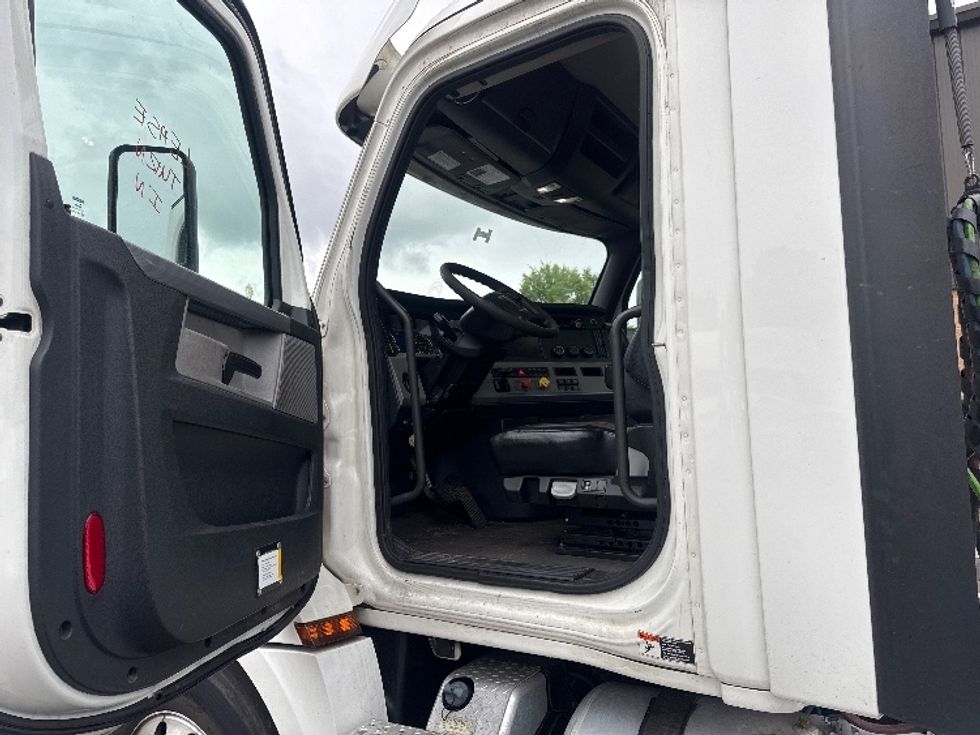 Day Cab Tractor-Heavy Duty Tractors-Freightliner-2019-T12664ST-Capitol Heights-MD-339,761\n\t\tmiles-$ 46,250 - Image 9