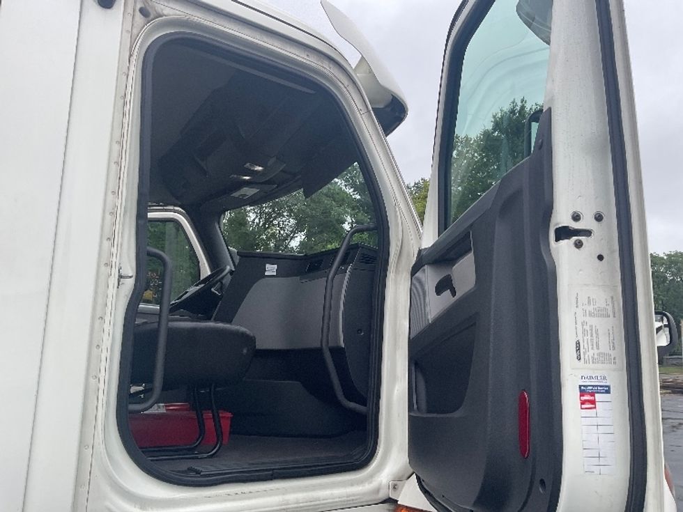 Day Cab Tractor-Heavy Duty Tractors-Freightliner-2019-T12664ST-Capitol Heights-MD-385,271\n\t\tmiles-$ 45,500 - Image 12