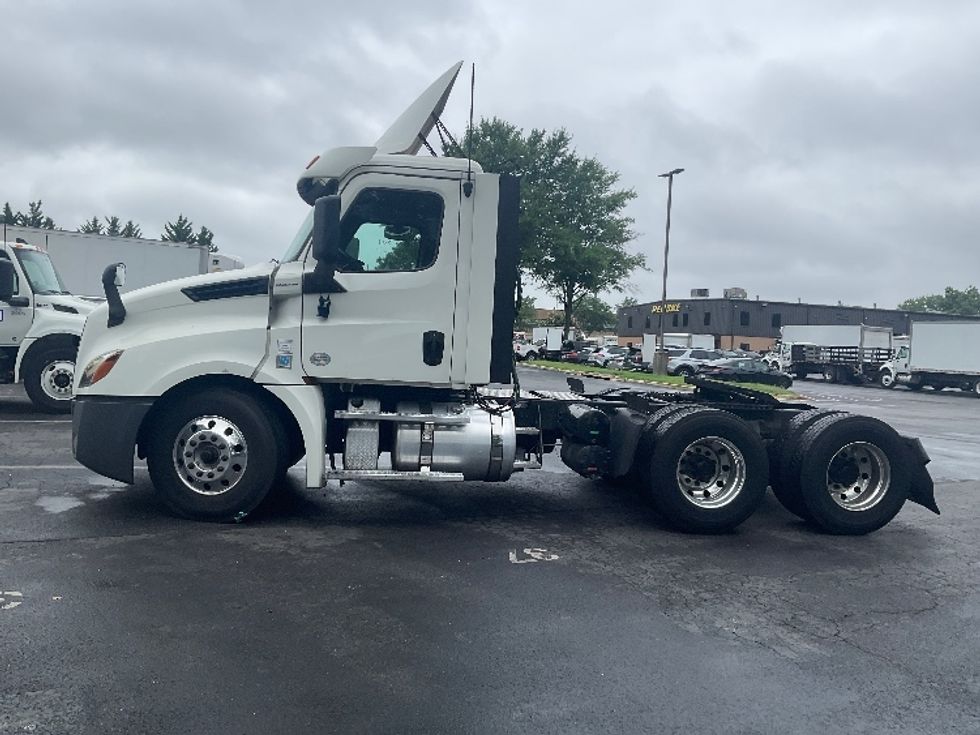 Day Cab Tractor-Heavy Duty Tractors-Freightliner-2019-T12664ST-Capitol Heights-MD-385,271\n\t\tmiles-$ 45,500 - Image 4